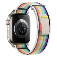 Bracelet Apple Watch en nylon avec motif arc-en-ciel et fermeture velcro beige.