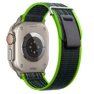 Bracelet Apple Watch en nylon noir avec liseré vert et fermeture velcro ajustable.