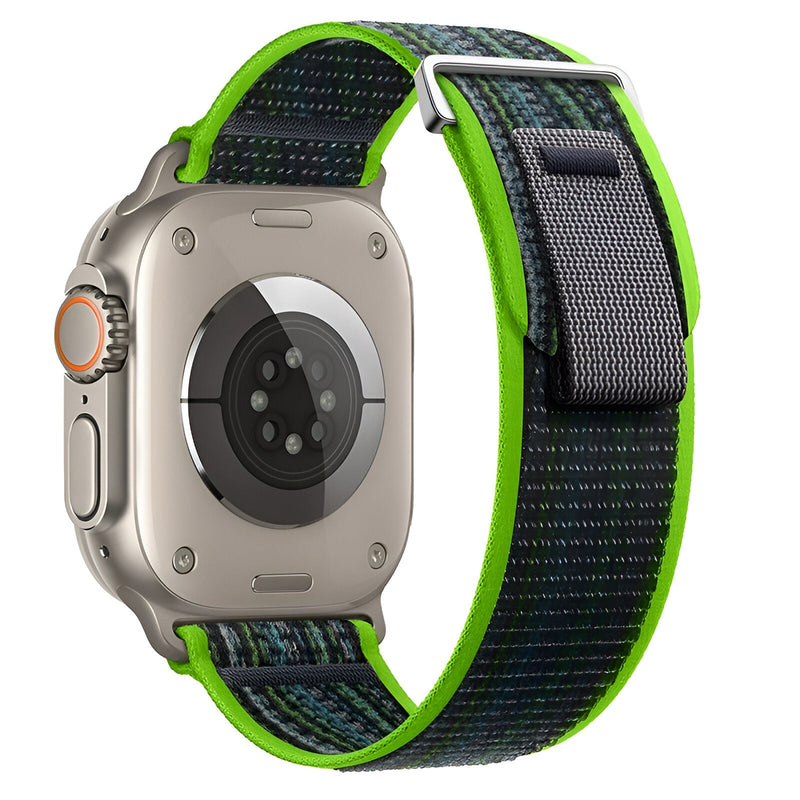 Bracelet Apple Watch en nylon noir avec liseré vert et fermeture velcro ajustable.