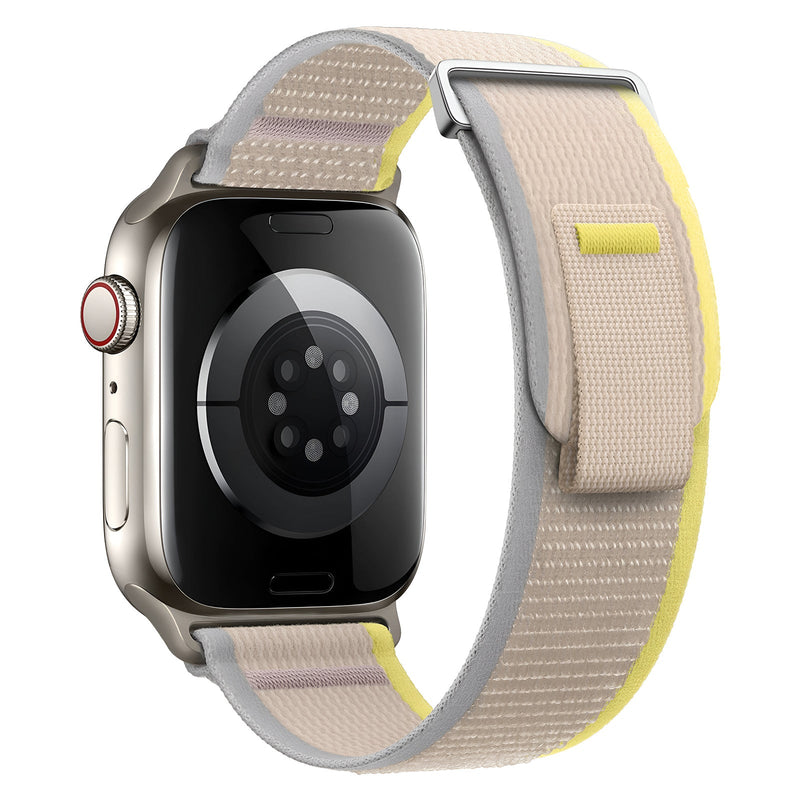 Bracelet Apple Watch Trail Edition en nylon beige avec bordure jaune et fermeture velcro grise.