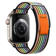 Bracelet Trail Edition en nylon multicolore à rayures avec fermeture velcro orange pour Apple Watch.