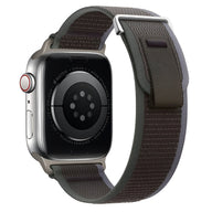 Bracelet Apple Watch Trail Edition en nylon gris foncé avec fermeture velcro et boucle argentée.