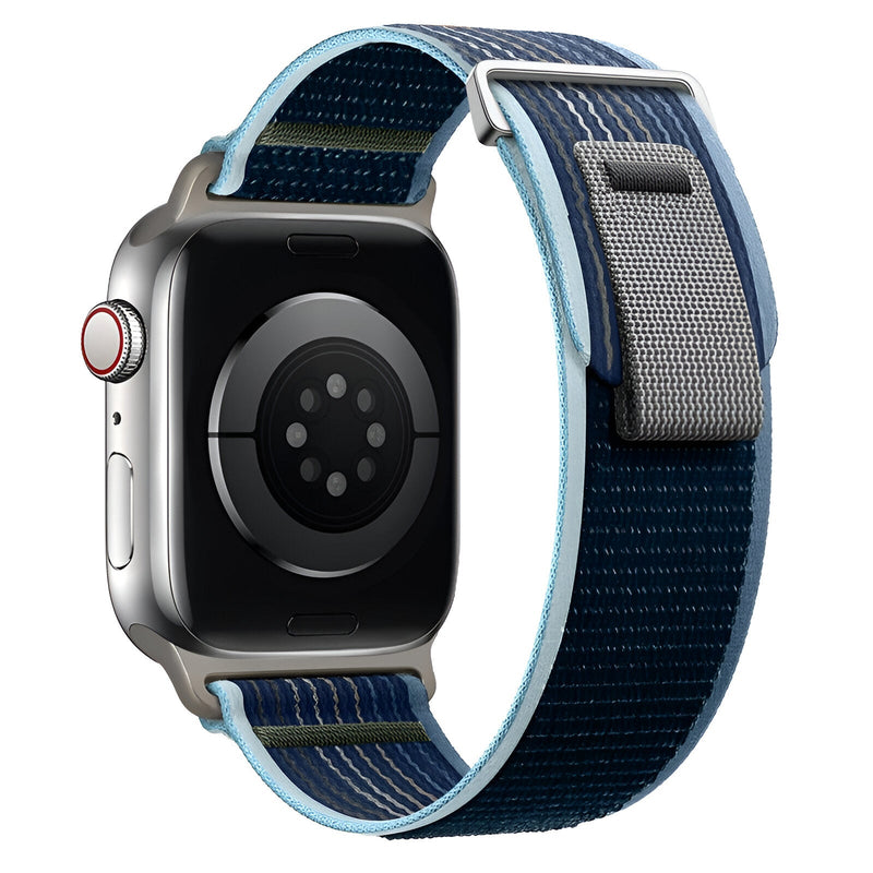 Bracelet Apple Watch en nylon bleu marine avec bordure bleu clair et fermeture velcro grise.
