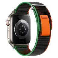Bracelet Apple Watch en nylon noir avec bord vert et boucle velcro orange, modèle Elios Trail Edition.