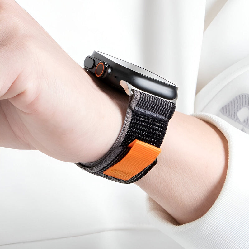 Bracelet Apple Watch en nylon noir avec fermeture velcro orange, style Trail Edition Elios.