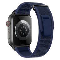 Bracelet Apple Watch en nylon bleu marine avec fermeture velcro réglable style Trail Edition.