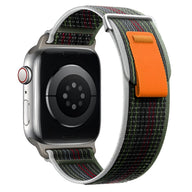 Bracelet Apple Watch en nylon vert foncé tissé avec fermeture velcro orange et surpiqûres rouges.