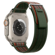 Bracelet Apple Watch en nylon vert foncé avec coutures orange et fermeture velcro robuste.