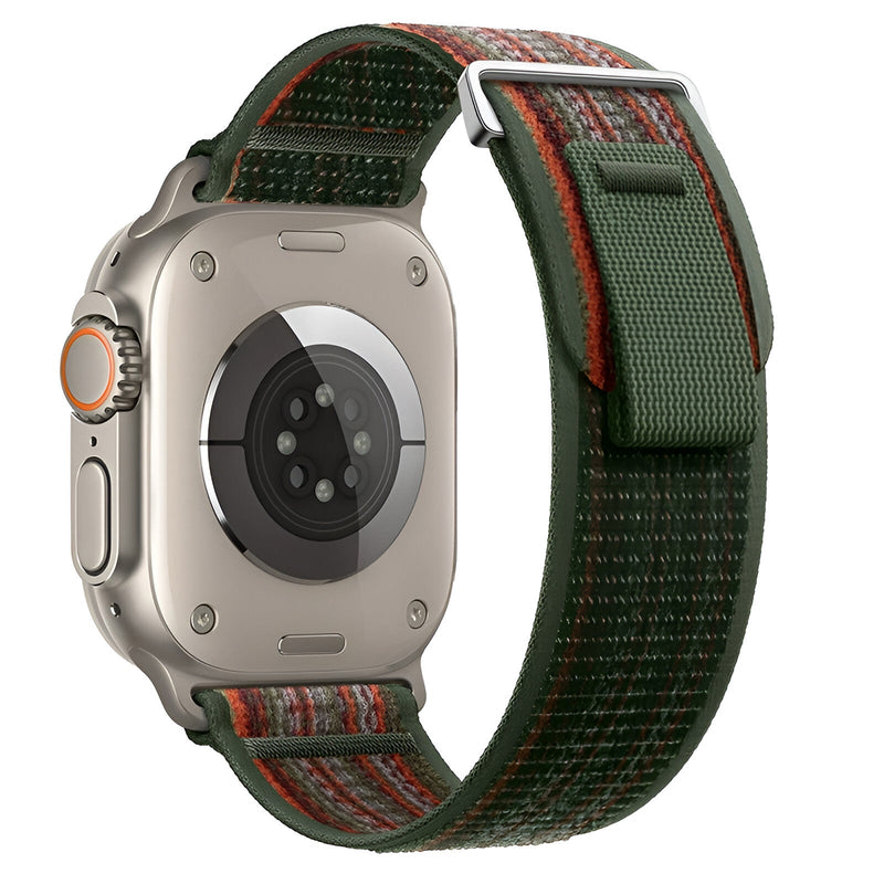 Bracelet Apple Watch en nylon vert foncé avec coutures orange et fermeture velcro robuste.
