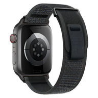 Bracelet en nylon noir avec couture orange et fermeture velcro pour Apple Watch noire.