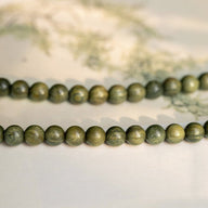 Bracelet femme perles rondes en bois de santal vert, style naturel et apaisant.