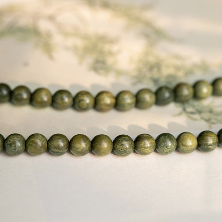 Bracelet femme perles rondes en bois de santal vert, style naturel et apaisant.