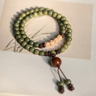 Bracelet bouddha vert en bois de santal avec perles naturelles et pendentif marron, style prana.