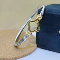 Bracelet câble argenté en acier inoxydable avec fermoir en forme de nuage doré orné de petits strass blancs.