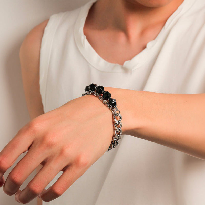 Bracelet chaîne cubaine en acier inoxydable argenté avec perles noires en pierre naturelle et fermoir mousqueton réglable.