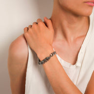 Bracelet homme chaîne cubaine en acier inoxydable argenté avec perles de pierre naturelle noires, fermoir mousqueton.