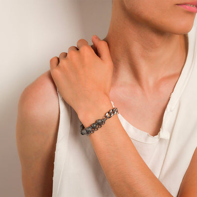 Bracelet homme chaîne cubaine en acier inoxydable argenté avec perles de pierre naturelle noires, fermoir mousqueton.