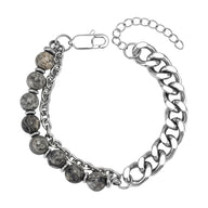 Bracelet homme en acier inoxydable argenté avec chaîne cubaine et perles en pierre naturelle grises, fermoir mousqueton.