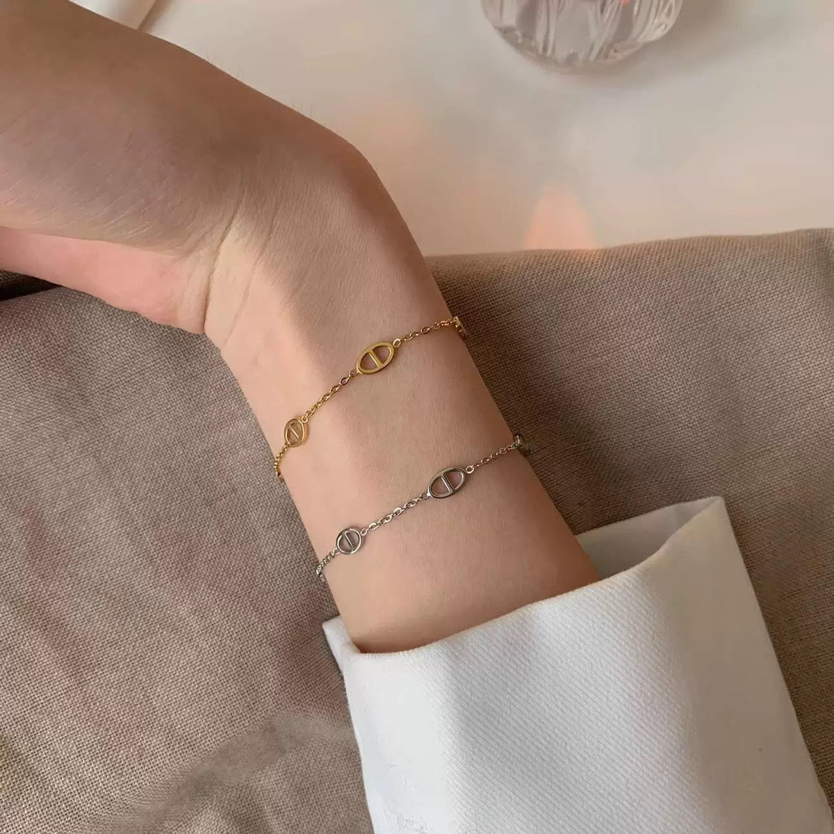 Baciaano Donna in Acciaio Placcato Oro con Centrale a Cuori Zirconati Baciaano Donna in Acciaio Placcato Oro con Centrale a Cuori Zirconati