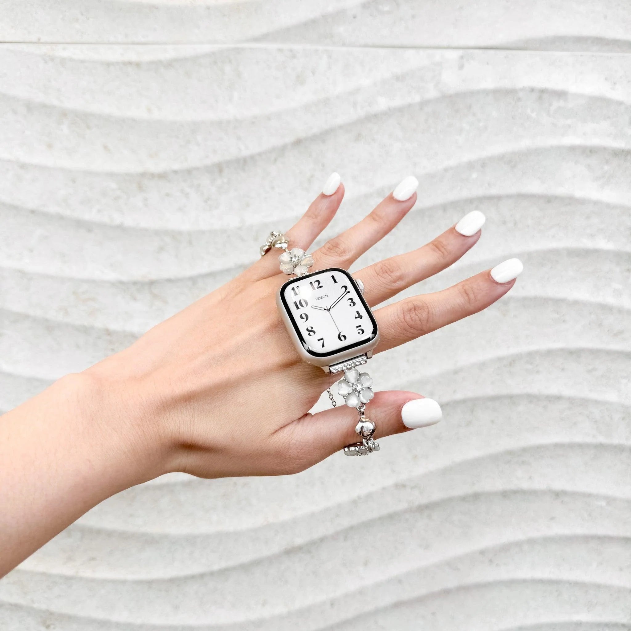 Bracelet chaîne en métal argenté avec fleurs de cerisier, pour Apple Watch, élégant et féminin.