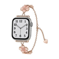 Bracelet chaîne doré rose pour Apple Watch avec fleurs de cerisier féminines en métal et détail cœur suspendu.