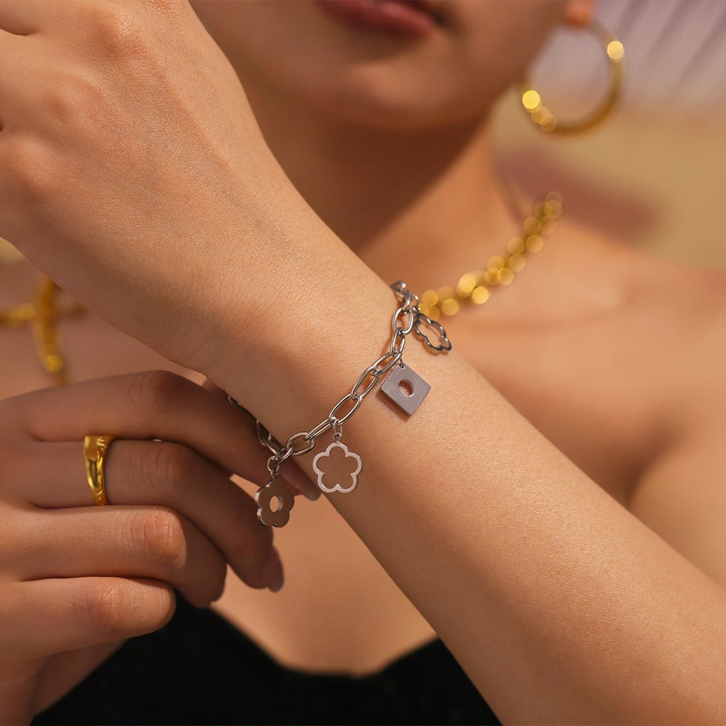 Bracelet chaîne, pendentifs fleurs, doré, en acier inoxydable, pour femme, modèle Elinia - La Boutique du Bracelet