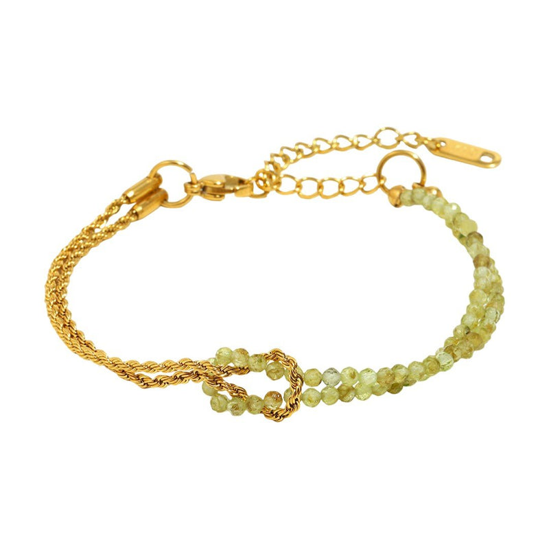 Bracelet doré chaîne torsadée avec perles vert clair fines et fermoir ajustable.