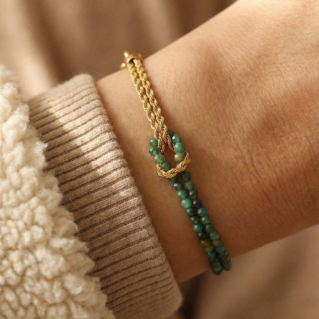 Bracelet chaîne torsadée dorée avec perles vert foncé en pierres naturelles, style élégant et raffiné.