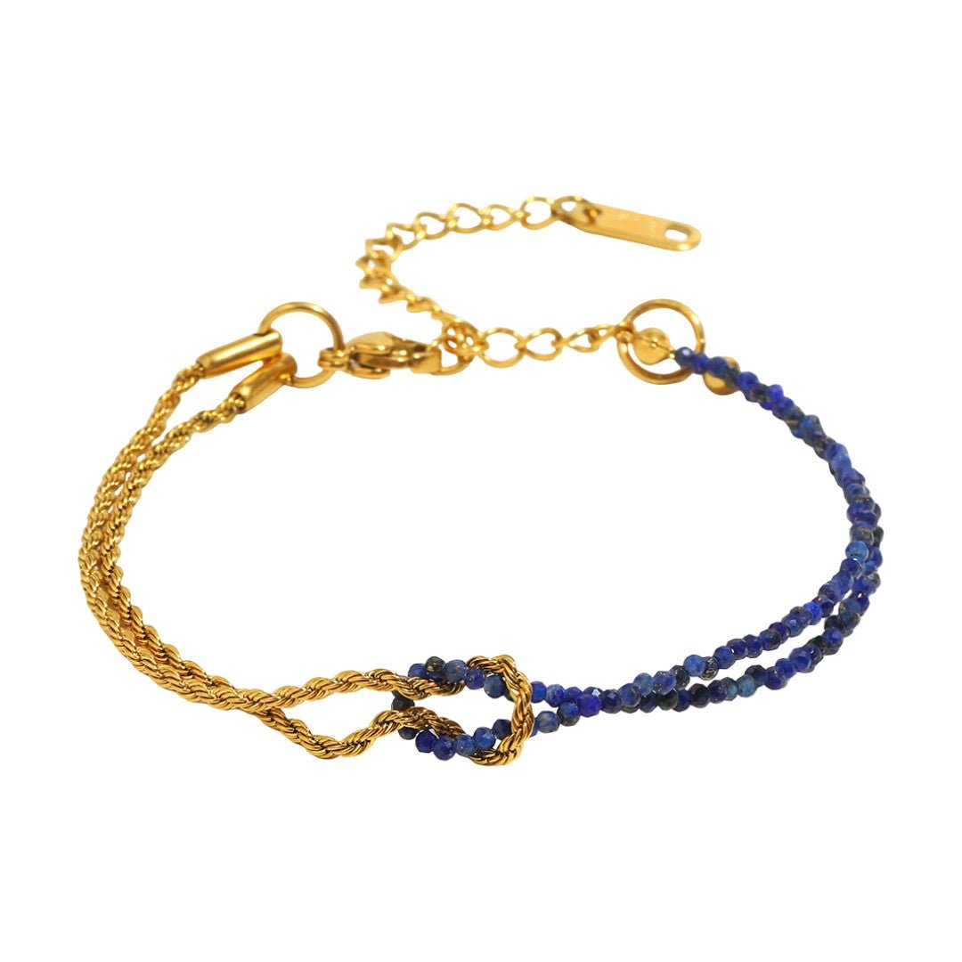 Bracelet chaîne torsadée dorée avec perles naturelles bleu foncé, fermoir ajustable doré, style élégant et fin.