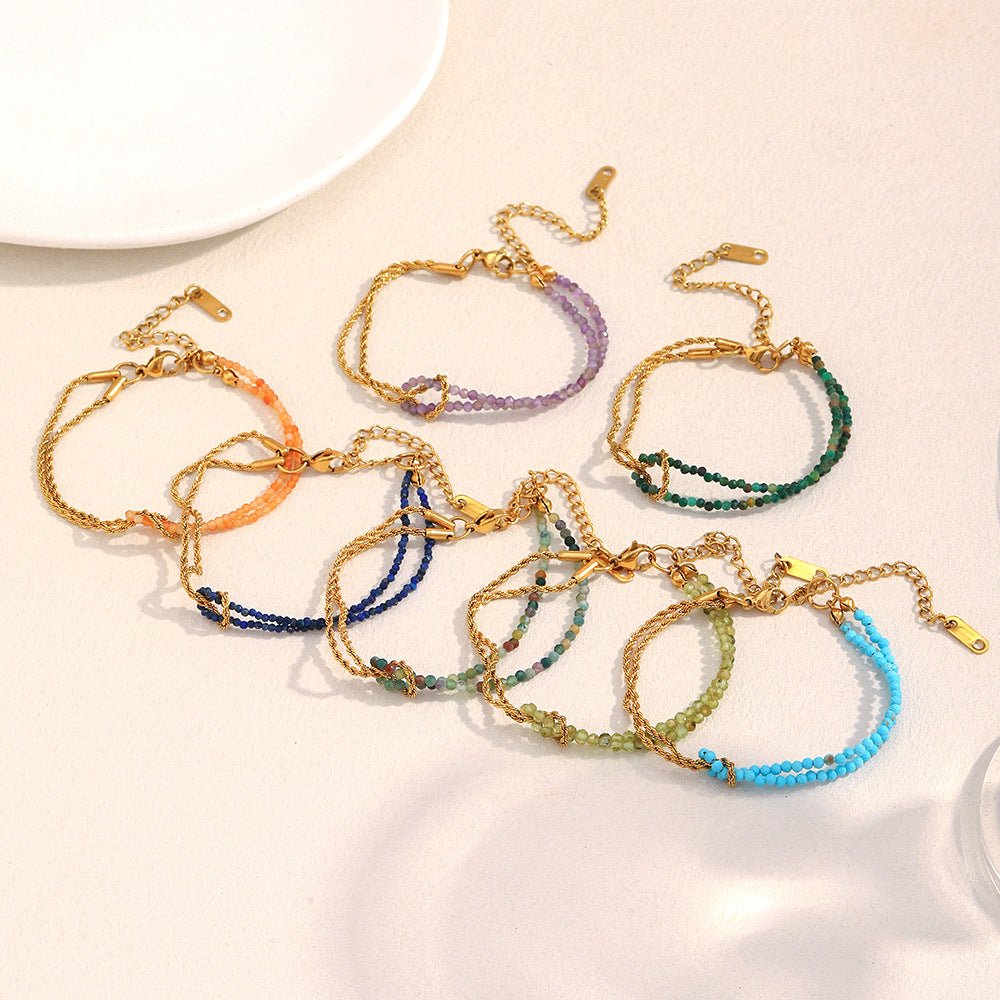 Bracelets chaîne torsadée dorée avec perles de pierres naturelles multicolores, style élégant et raffiné.
