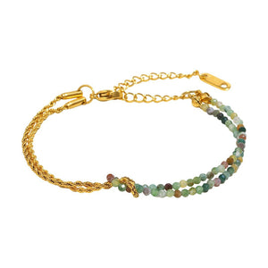 Bracelet chaîne torsadée dorée avec double rangée de perles de pierres naturelles multicolores et fermoir ajustable.