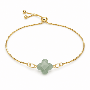 Packshot studio bracelet Bracelet chaîne vénitienne dorée, pierre naturelle taillée en trèfle, pour femme, modèle Beldia — Aventurine, vue frontale basse, fond blanc pur, détails verrouillés