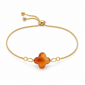 Packshot studio bracelet Bracelet chaîne vénitienne dorée, pierre naturelle taillée en trèfle, pour femme, modèle Beldia — Agate rouge, vue frontale basse, fond blanc pur, détails verrouillés