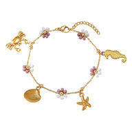 Bracelet doré en acier inoxydable avec charms soleil, crabe, hippocampe, étoile de mer et coquillage, orné de petites fleurs