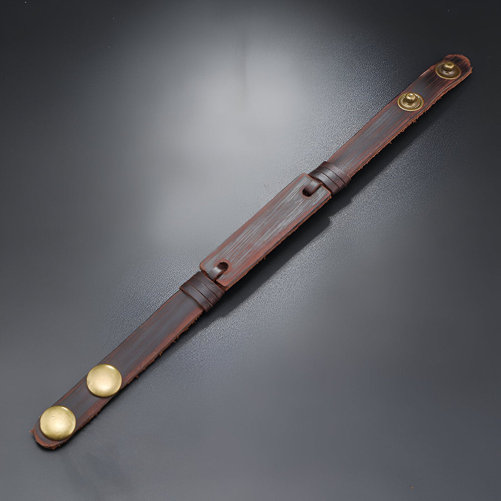 Bracelet en cuir marron effet vintage homme avec fermeture à boutons pressions dorés.