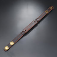 Bracelet en cuir marron effet vintage homme avec fermeture à boutons pressions dorés.