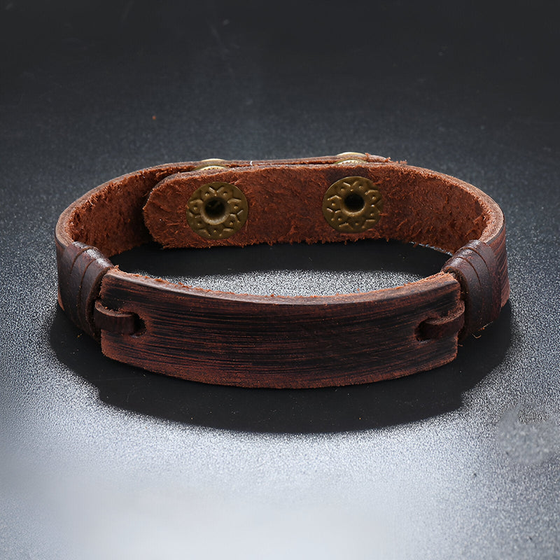 Bracelet en cuir marron effet vintage avec fermoir à boutons-pression pour homme.