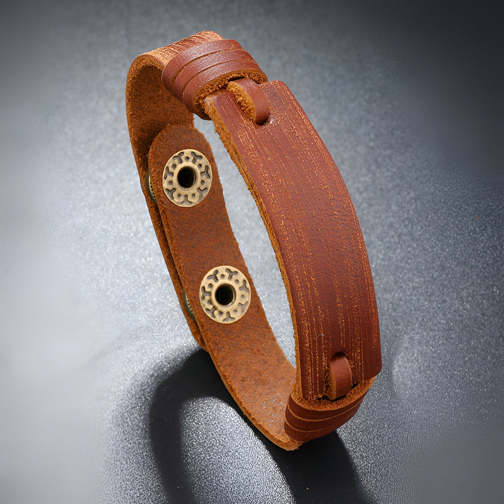 Bracelet homme en cuir marron effet vintage à attaches rondes métalliques couleur bronze.