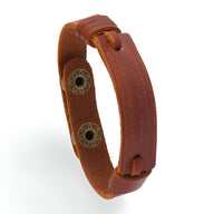 Bracelet en cuir marron effet vintage avec double bouton-pression pour homme, style minimaliste.