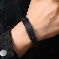 Bracelet homme en cuir noir lisse avec boucle métallique noire, style vintage chic.