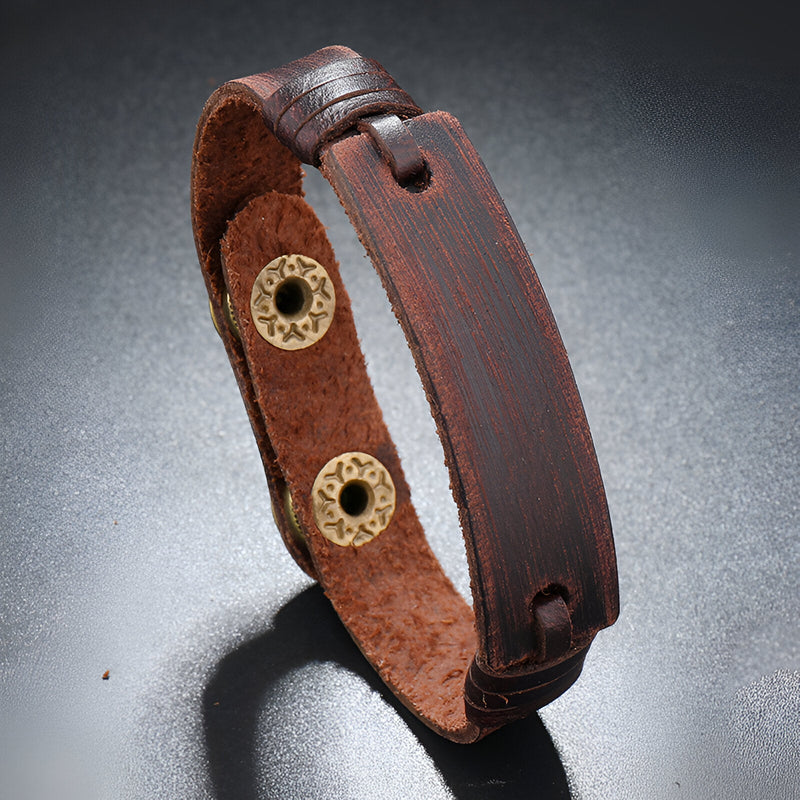 Bracelet homme en cuir marron effet vintage avec fermeture à boutons-pression métalliques.
