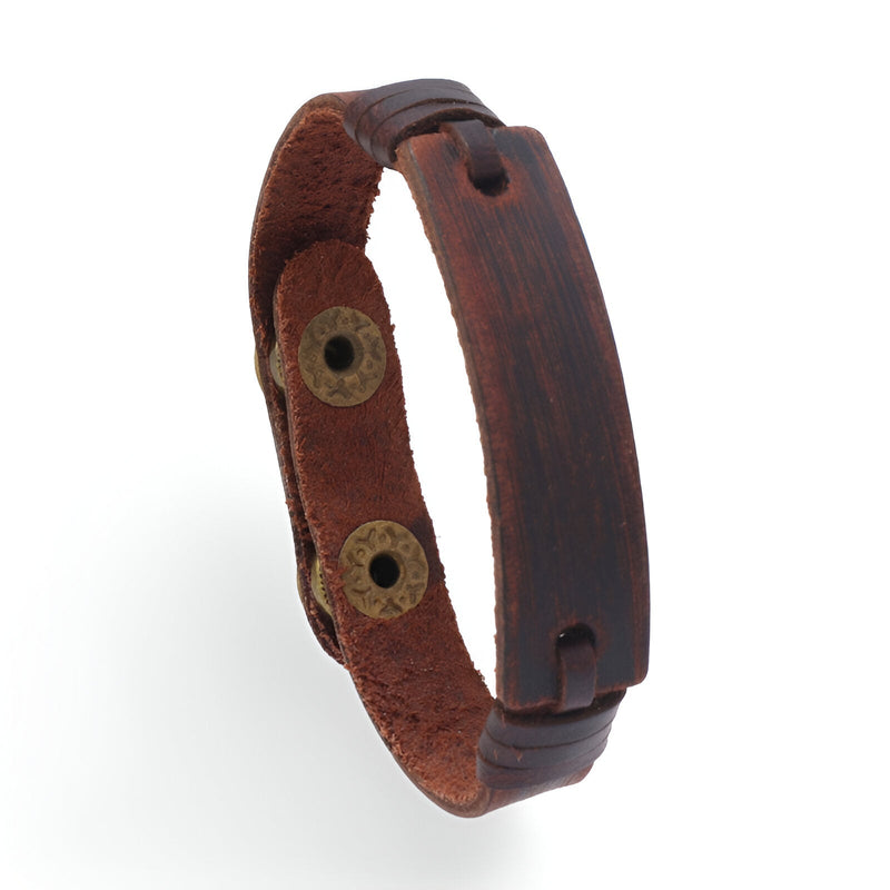 Bracelet homme en cuir marron effet vintage avec fermoir boutons-pression en métal vieilli.