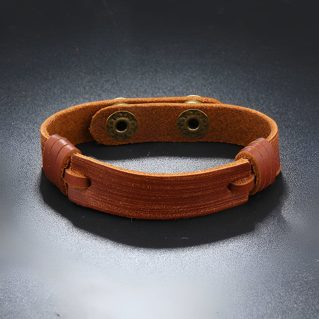 Bracelet en cuir marron effet vintage avec fermeture à boutons-pression pour homme.