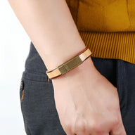 Bracelet homme en cuir marron clair avec fermoir magnétique doré, style minimaliste.