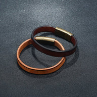 Bracelets en cuir marron foncé et cognac avec fermoir magnétique doré style moderne pour homme.