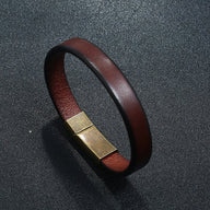 Bracelet homme en cuir marron avec fermoir magnétique doré, style élégant et épuré.