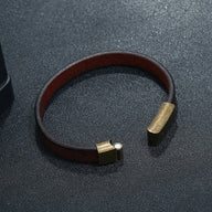 Bracelet en cuir marron avec fermoir magnétique doré, style épuré pour homme.