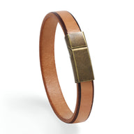 Bracelet en cuir marron avec fermoir magnétique en métal vieilli style vintage.