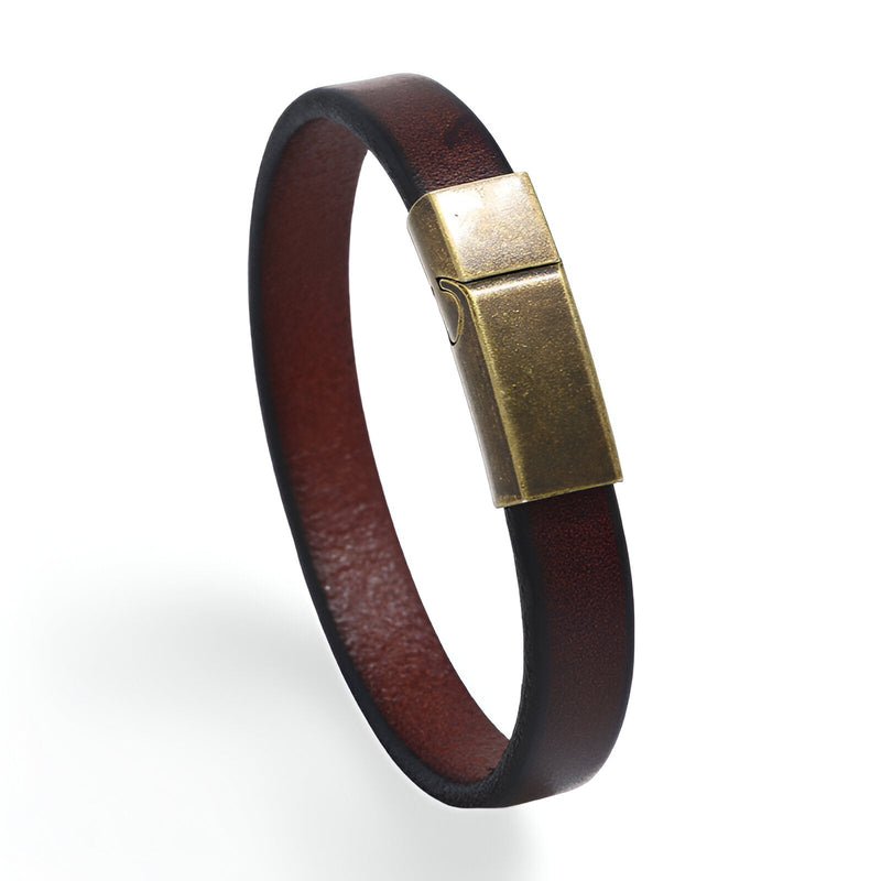 Bracelet homme en cuir marron, fermoir magnétique rectangulaire en métal vieilli.