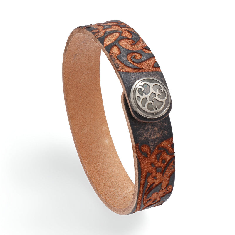 Bracelet en cuir marron avec motif floral gravé et bouton métallique rond argenté.